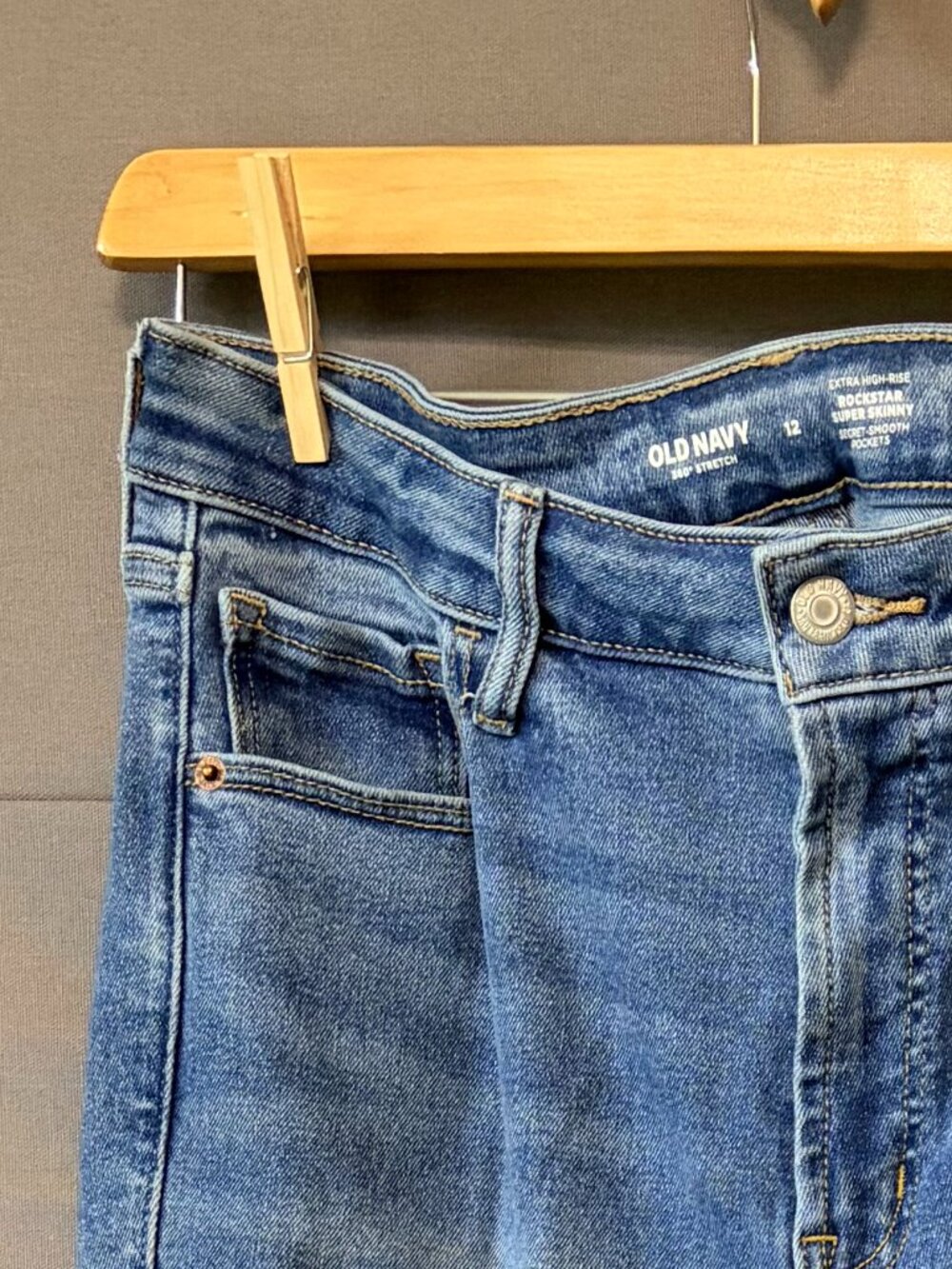 Old Navy Women’s Size 12 Medium Wash Frayed Hem Skinny Jeans
